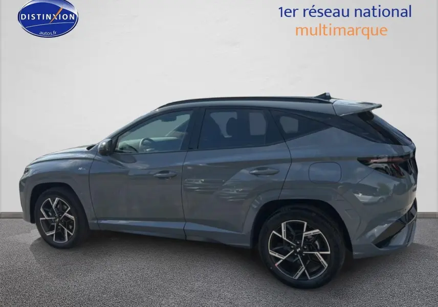 Vue de profil côté gauche du Hyundai Tucson 2026 gris shadow avec jantes alliage et toit panoramique.