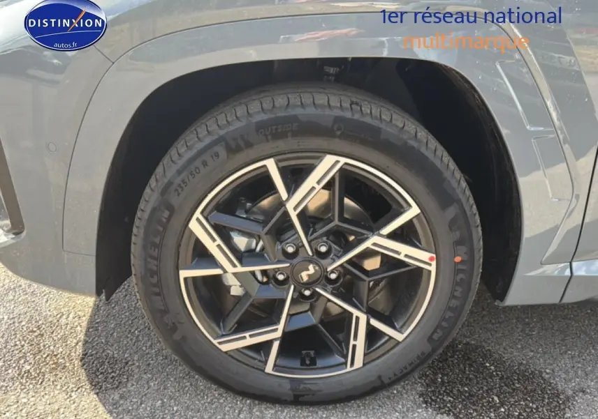 Gros plan sur la jante alu noire et argentée du côté avant droit du Hyundai Tucson gris shadow.