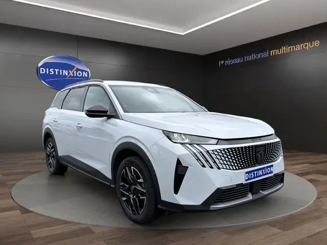 Peugeot 5008 Nouveau Allure Hybrid blanc Okenite en 3/4 avant droit, calandre distinctive et jantes alliage noires.