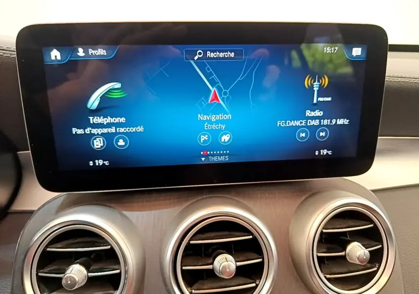 Écran tactile central affichant la navigation, la radio et le téléphone dans le tableau de bord du Mercedes GLC 300 e AMG Line.
