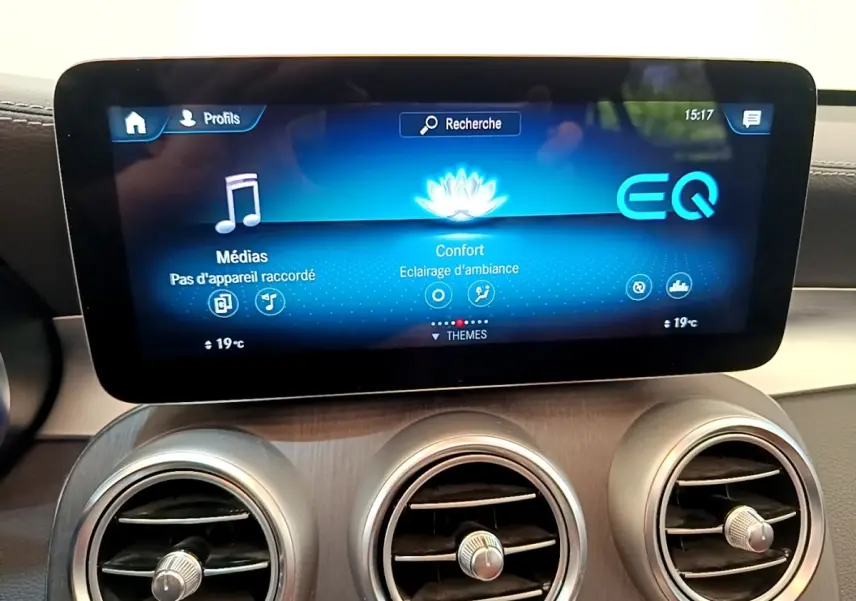 Écran tactile central affichant les réglages médias et confort dans le tableau de bord du Mercedes GLC 300 e AMG Line.