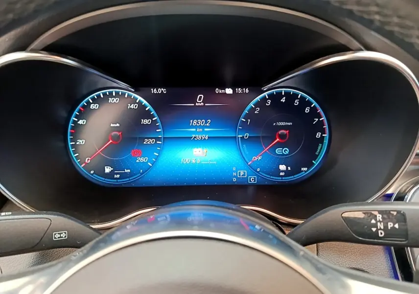 Vue rapprochée du tableau de bord numérique bleu du Mercedes GLC 300 e AMG Line 4Matic hybride rechargeable.