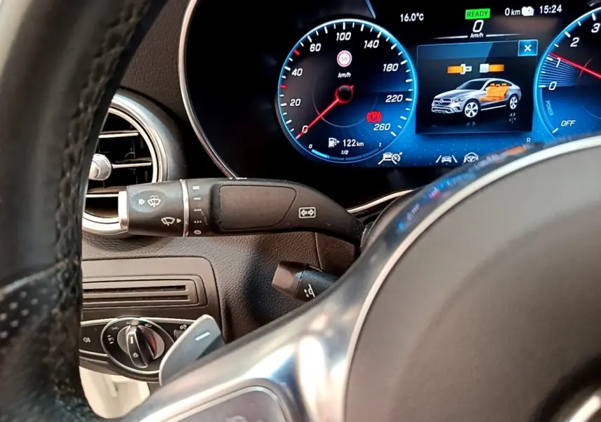 Vue rapprochée du tableau de bord digital du Mercedes GLC 300 e AMG Line 2020, affichage de la vitesse et état hybride.