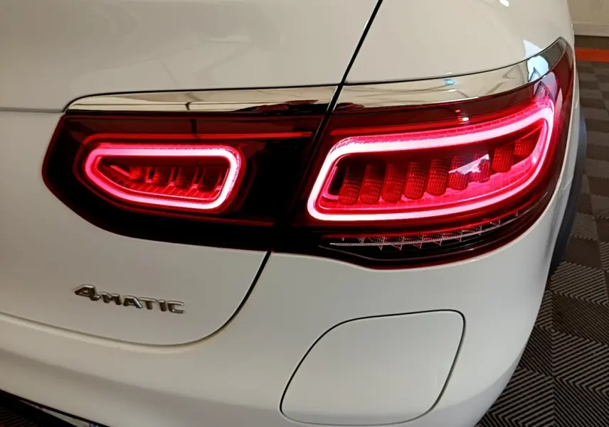 Gros plan sur le feu arrière droit blanc du Mercedes GLC 300 e AMG Line 4Matic avec logo 4Matic visible.