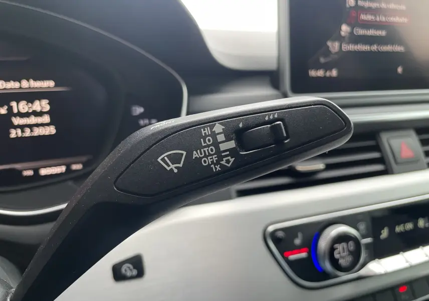 Le levier d'essuie-glace avec commandes visibles dans l'habitacle d'une Audi S4 2016, tableau de bord en arrière-plan.