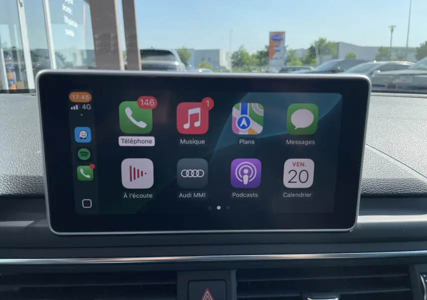 Écran central tactile de l'Audi S4 2016 affichant les applications Apple CarPlay avec tableau de bord gris visible.