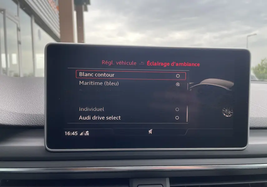 Écran central de l'Audi S4 2016 affichant le menu de réglage de l'éclairage d'ambiance avec options de couleurs.