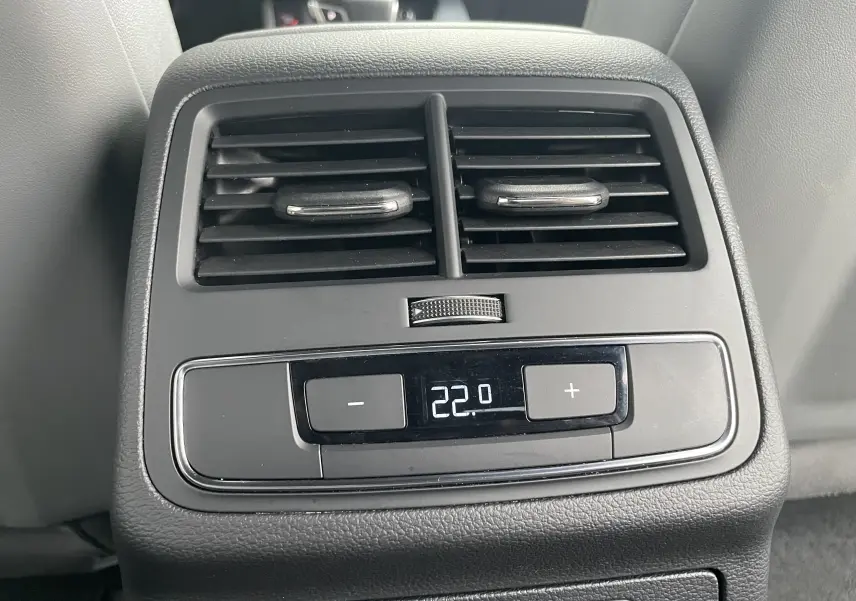 Vue rapprochée des commandes de climatisation arrière en gris foncé de l'Audi S4 2016.