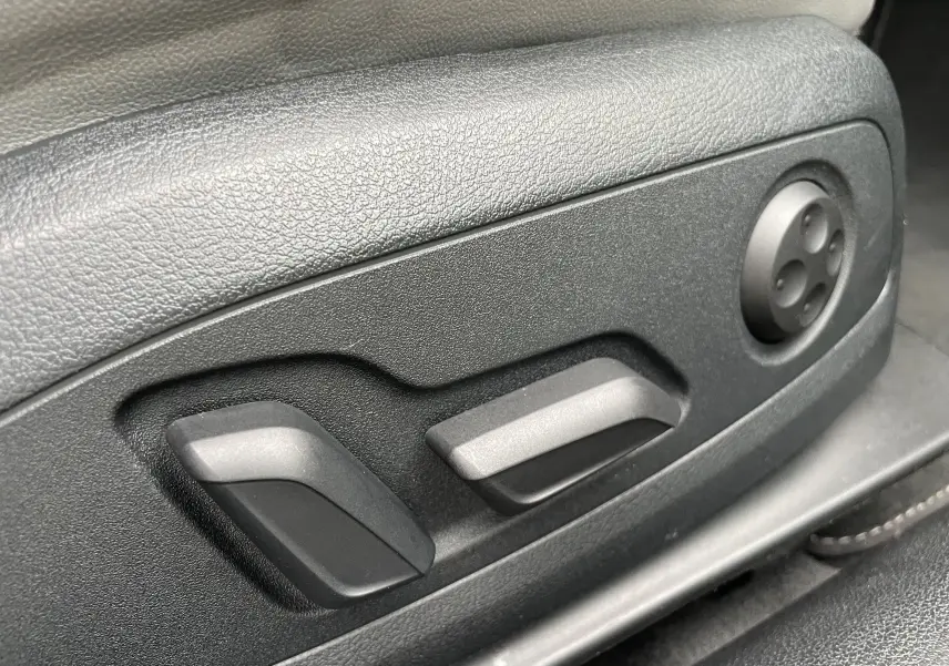 Commandes électriques de réglage du siège avant dans l'Audi S4 bleu Navarre de 2016, vue rapprochée intérieure.