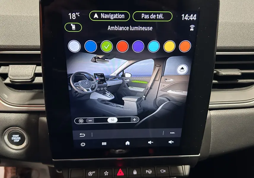 Écran tactile du tableau de bord du Renault Captur 2024 affichant les options d'ambiance lumineuse intérieure.