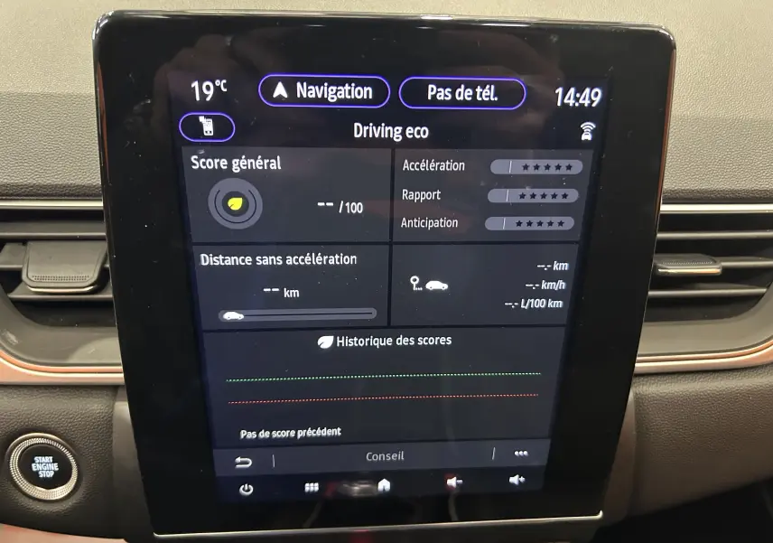Écran central tactile du tableau de bord du Renault Captur rouge flamme, affichant le menu Driving eco.