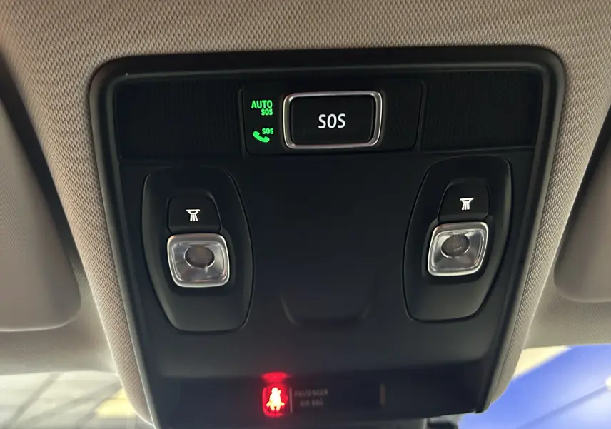 Panneau de commandes au plafond intérieur du Renault Captur 2024 avec bouton SOS et éclairages de lecture.