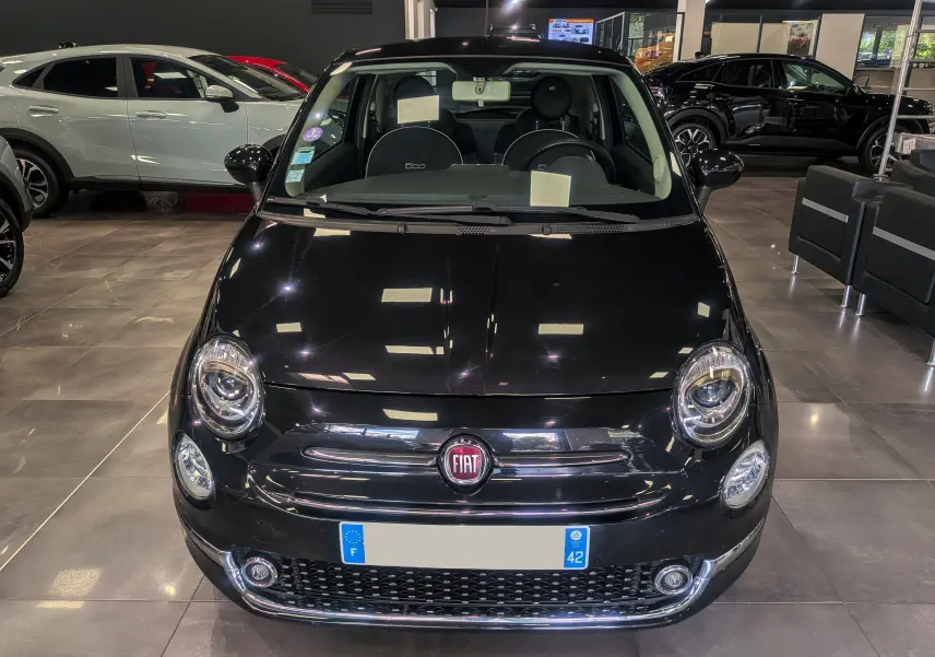 Vue frontale d'une Fiat 500 noire Crossover Black 2017 dans un showroom, avec phares ronds et logo rouge visible.