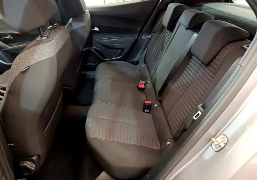Vue intérieure côté droit des sièges arrière noirs avec surpiqûres rouges d'une Peugeot 2008 gris clair 2020