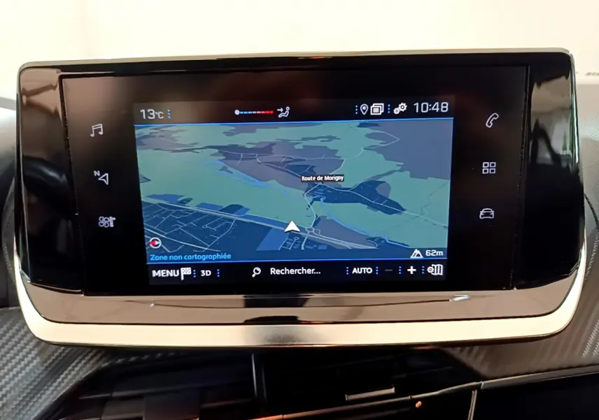 Écran tactile central du tableau de bord du Peugeot 2008 2020 affichant la navigation GPS en intérieur.