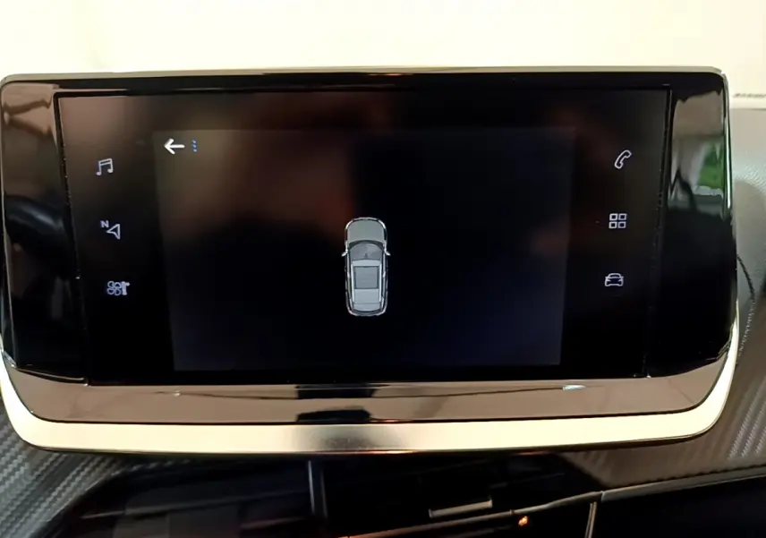 Écran tactile central de la Peugeot 2008 2020 affichant la vue supérieure du véhicule en gris clair.