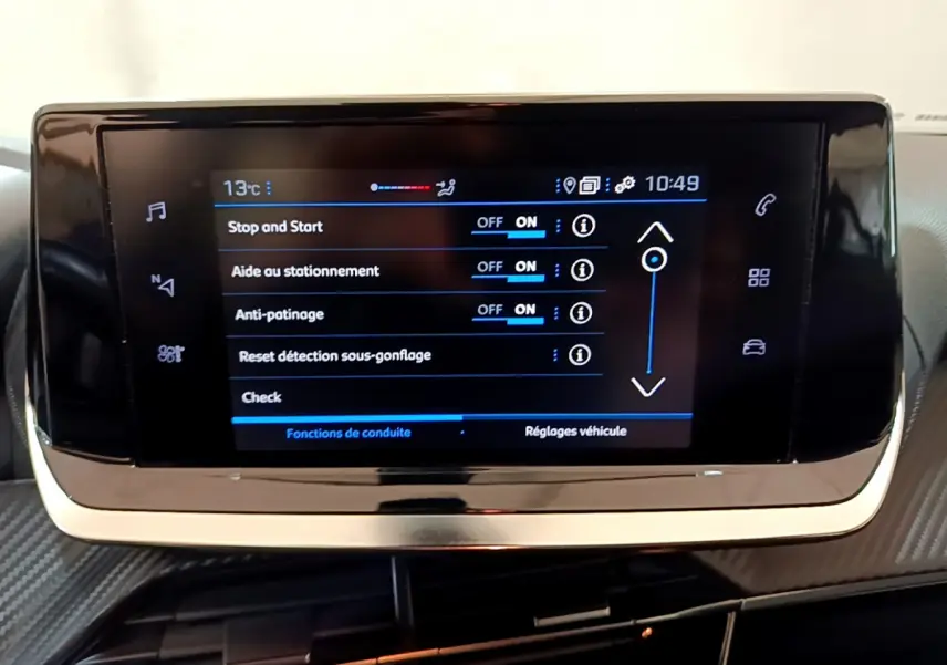 Écran tactile central du tableau de bord du Peugeot 2008 2020 affichant les réglages d’aide à la conduite.