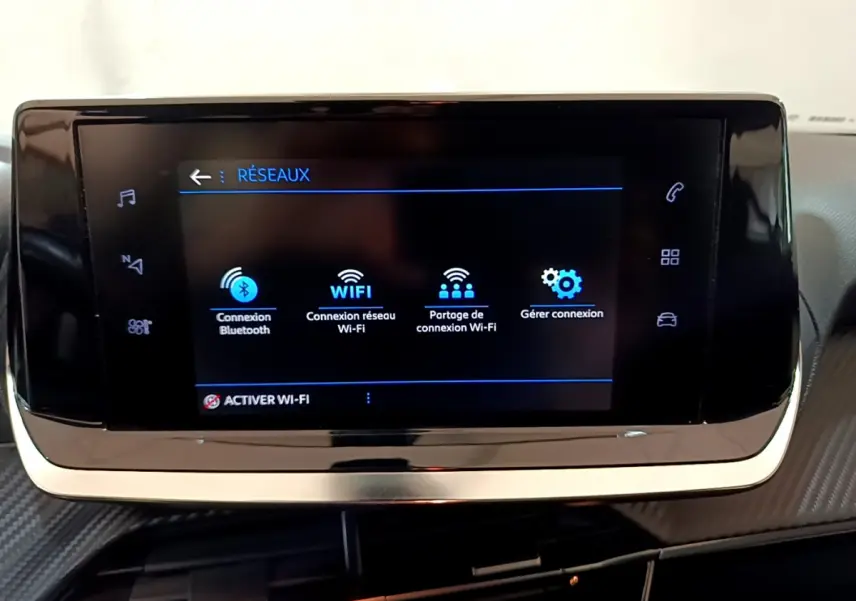 Écran tactile central du tableau de bord du Peugeot 2008 2020 affichant les options de connexion Bluetooth et Wi-Fi.