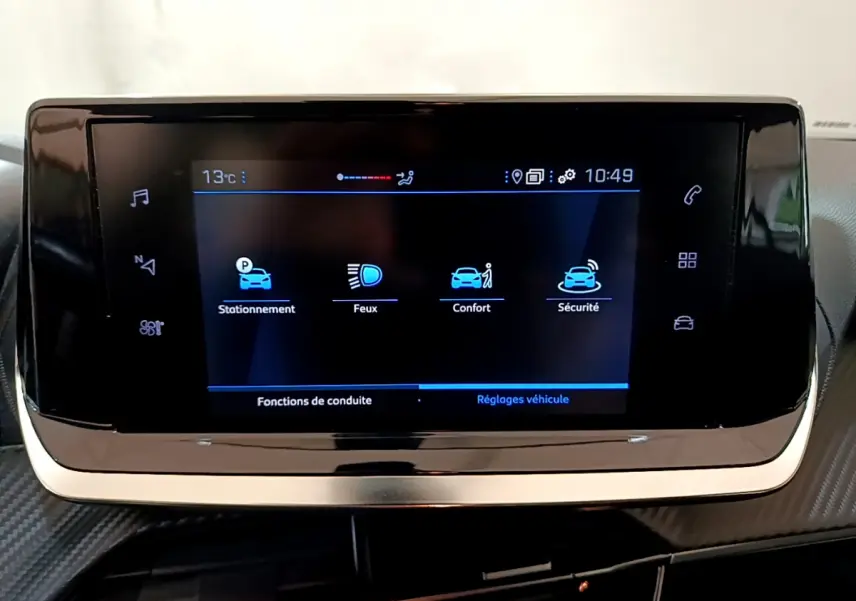 Écran tactile central du tableau de bord de la Peugeot 2008 gris clair, affichant les réglages véhicule.
