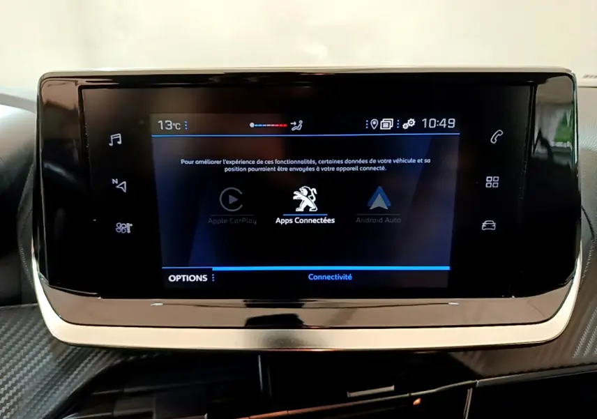 Écran tactile central du tableau de bord du Peugeot 2008 gris clair, affichant les applications connectées Apple CarPlay et Android Auto.