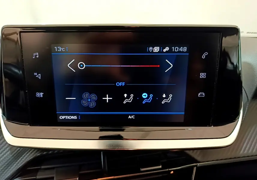 Écran tactile central du tableau de bord du Peugeot 2008 2020 affichant les réglages de climatisation.