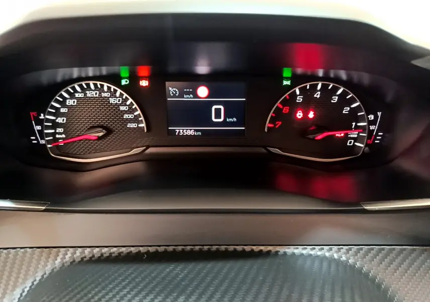 Tableau de bord numérique de Peugeot 2008 2020, affichage vitesse à 0 km/h et compte-tours avec voyants rouges allumés.