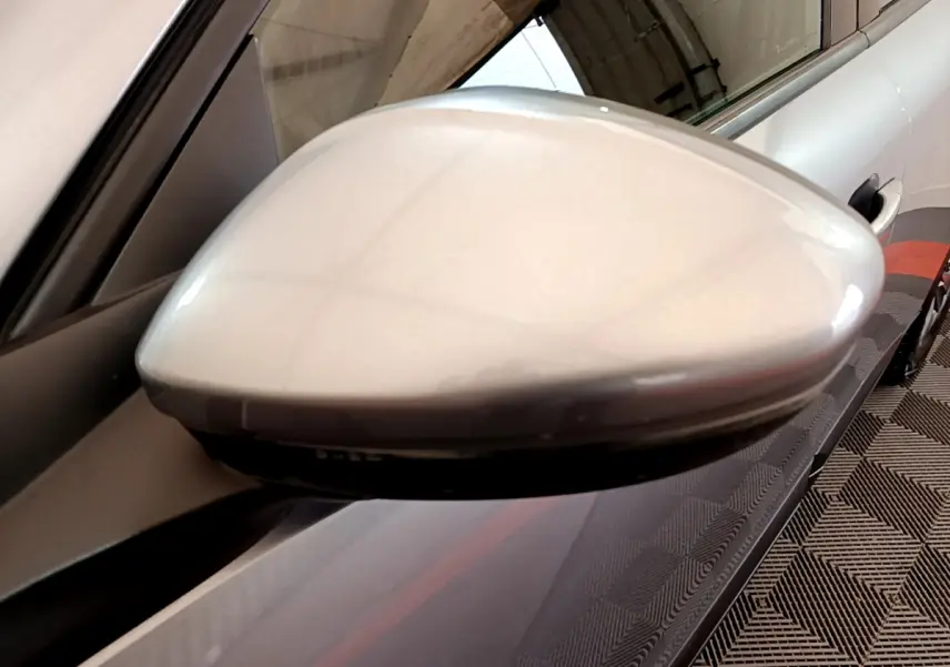 Rétroviseur extérieur côté gauche gris clair du Peugeot 2008 2020, avec poignée de porte visible en arrière-plan.