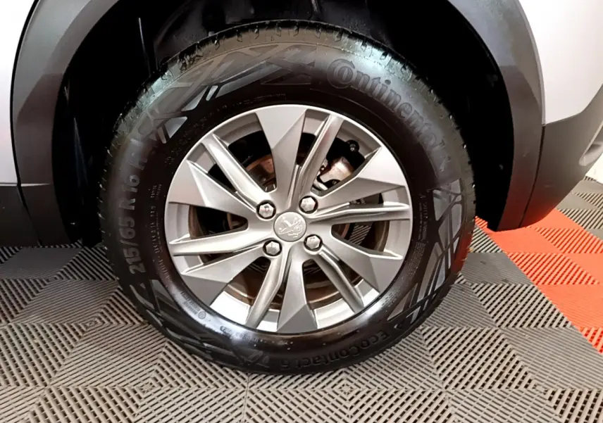 Gros plan sur la roue avant droite gris clair d’un Peugeot 2008 1.2 PT 130 S&S Active Business 2020.