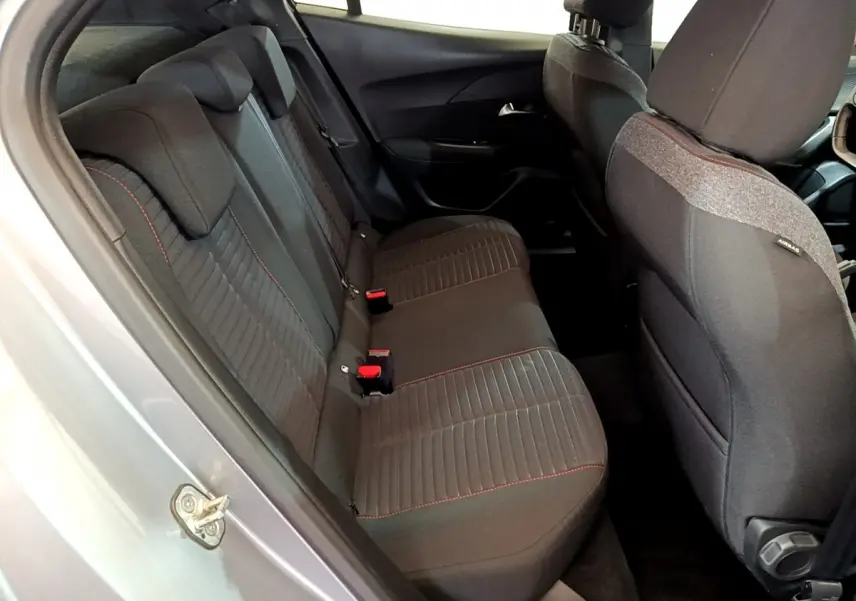 Vue intérieure côté gauche sur la banquette arrière noire avec surpiqûres rouges du Peugeot 2008 gris clair 2020.