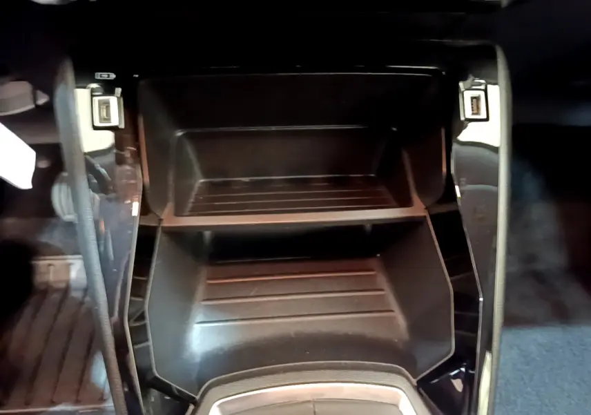 Rangement central ouvert avec deux compartiments et ports USB, intérieur noir du Peugeot 2008 2020.