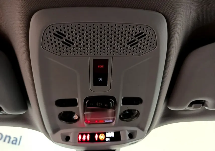 Vue en gros plan du plafonnier gris clair avec bouton SOS et éclairage intérieur du Peugeot 2008 2020.