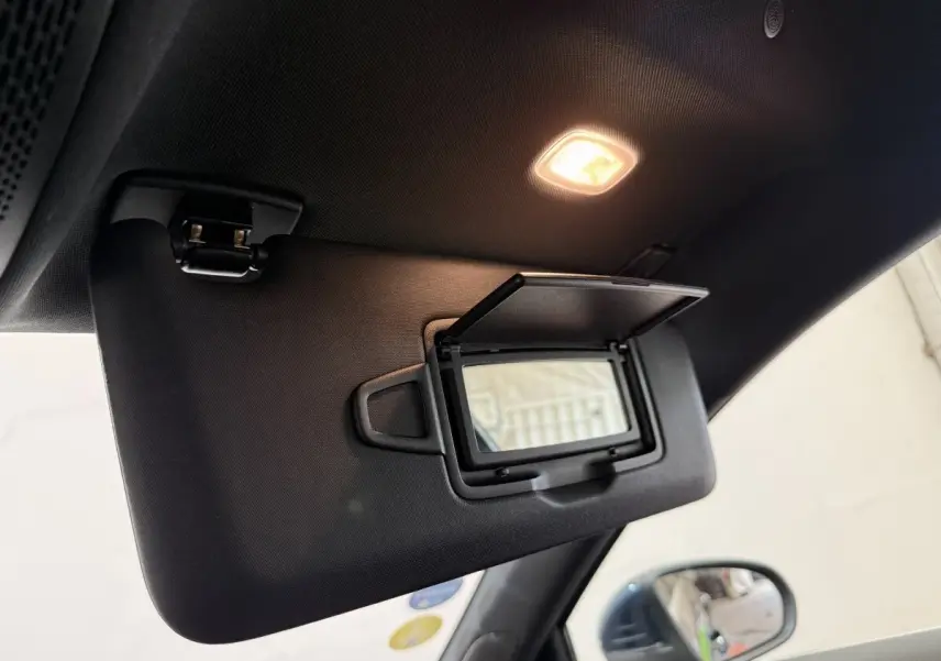 Détail du pare-soleil côté conducteur avec miroir éclairé dans l'habitacle d'une Mercedes Classe A 180 d Business Line.