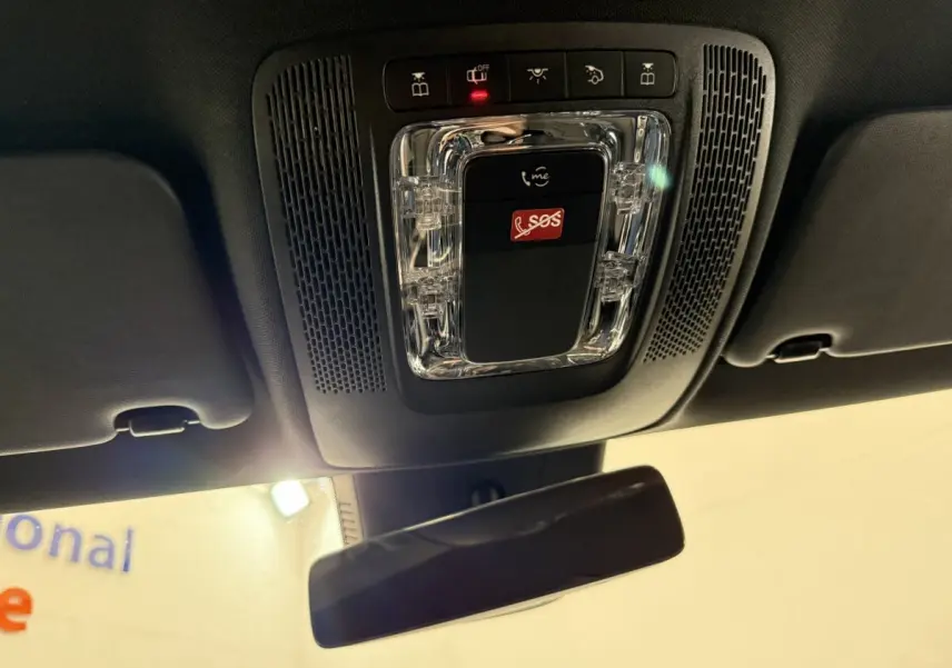 Vue intérieure du plafonnier avec bouton SOS rouge et commandes d’éclairage dans une Mercedes Classe A 180 d Business Line.