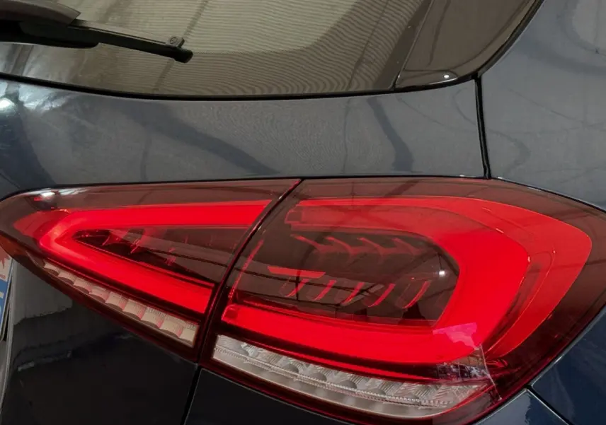 Gros plan sur le feu arrière droit rouge d’une Mercedes Classe A 180 d Business Line bleu 2021.
