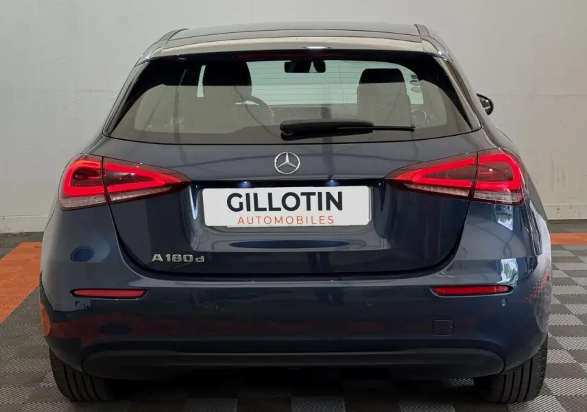 Vue arrière d'une Mercedes Classe A 180 d Business Line bleu avec feux LED et logo Mercedes bien visibles.