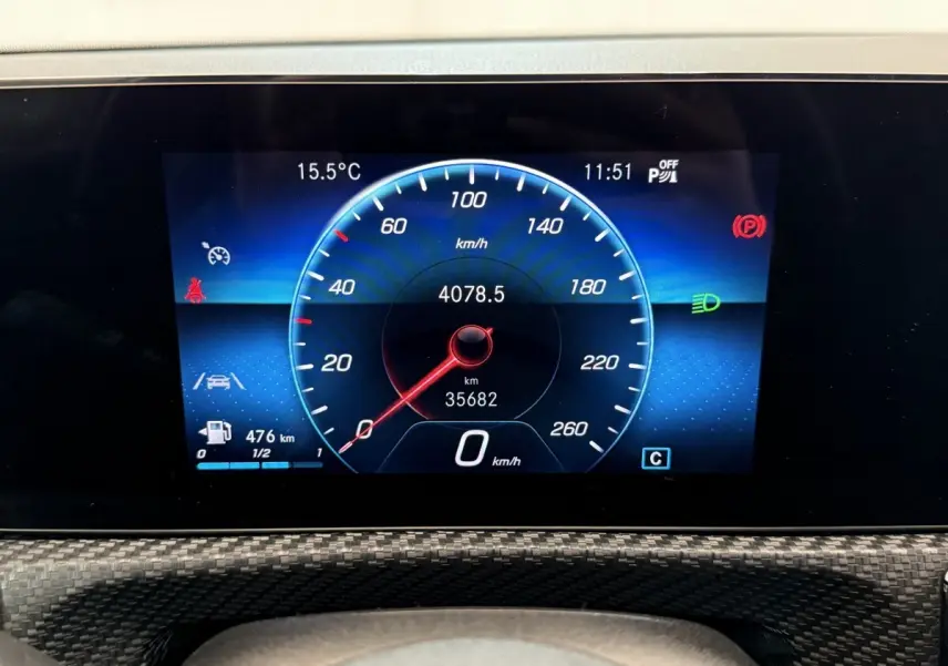 Affichage numérique du tableau de bord de la Mercedes Classe A 180 d Business Line, vitesse à 0 km/h, fond bleu.