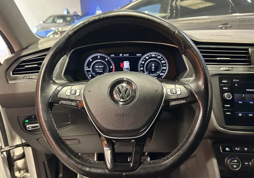 Vue rapprochée du volant en cuir noir et du tableau de bord numérique du Volkswagen Tiguan Allspace 2018.