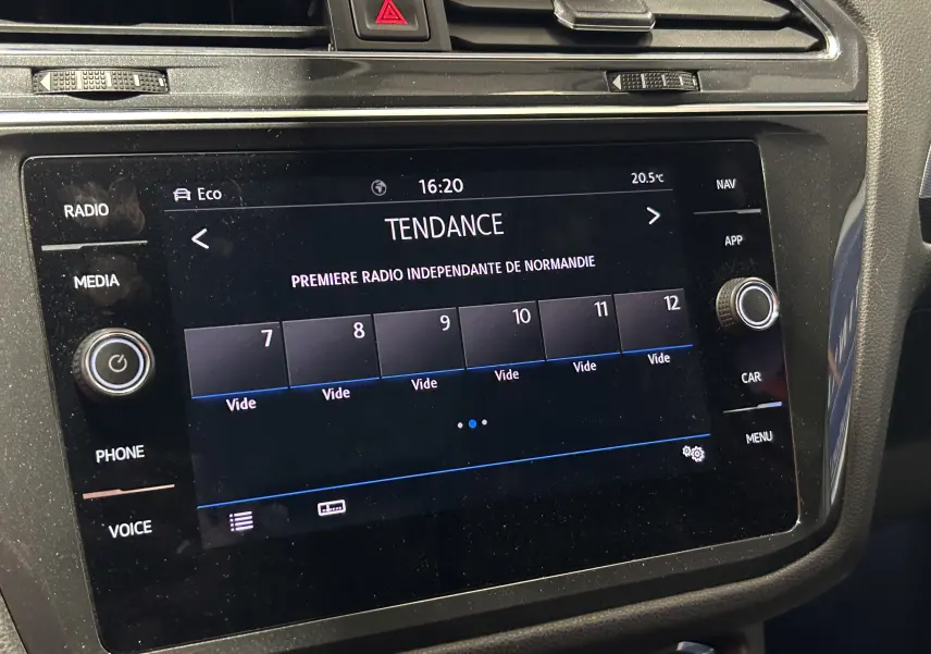 Écran tactile central du Volkswagen Tiguan Allspace 2018 affichant la radio Tendance, avec commandes autour en noir mat.