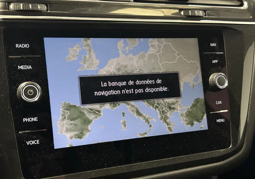 Écran central du Volkswagen Tiguan Allspace 2018 affichant un message d'erreur de navigation sur fond de carte Europe.