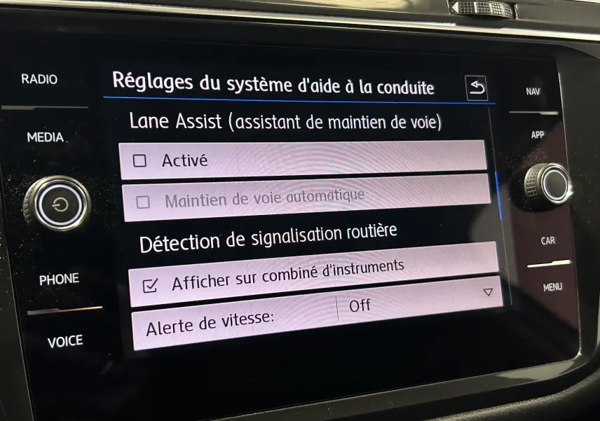 Écran tactile intérieur du Volkswagen Tiguan Allspace 2018 affichant les réglages d'aide à la conduite en français.