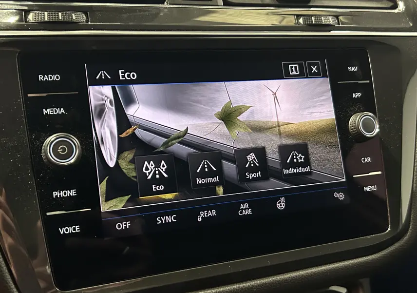 Écran tactile central du Volkswagen Tiguan Allspace 2018 affichant les modes de conduite Eco, Normal, Sport et Individual.