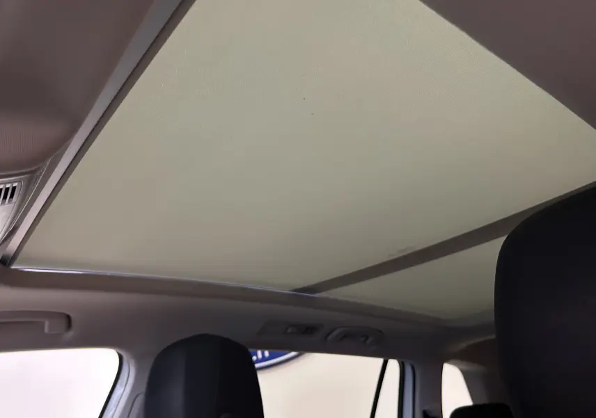 Toit ouvrant panoramique fermé vu de l'intérieur arrière du Volkswagen Tiguan Allspace blanc 2018