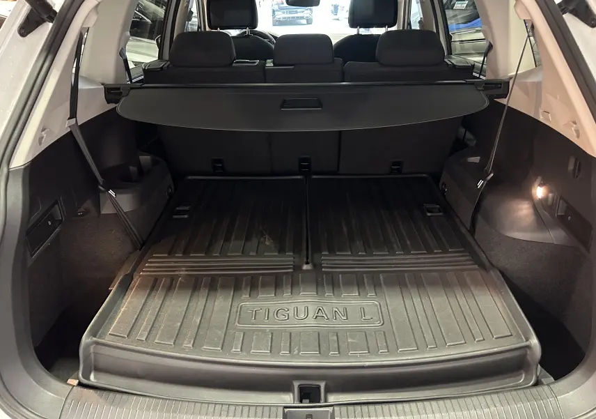 Vue du coffre ouvert du Volkswagen Tiguan Allspace blanc de 2018 avec tapis de coffre Tiguan L en caoutchouc noir.