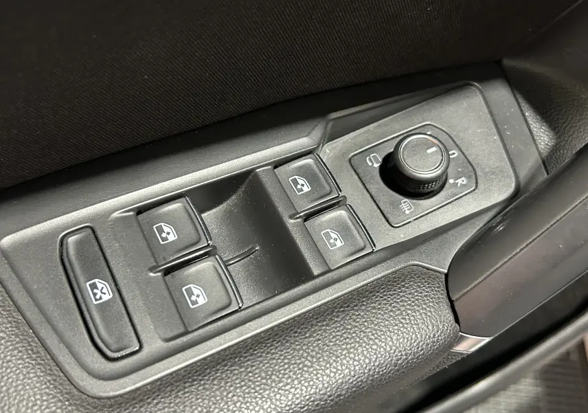 Gros plan sur les commandes des vitres et rétroviseurs côté conducteur du Volkswagen Tiguan Allspace blanc de 2018.