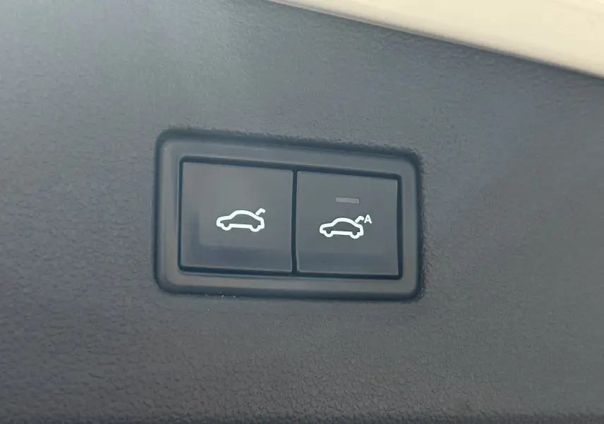 Gros plan sur les boutons d'ouverture et de fermeture automatique du hayon du Volkswagen Tiguan Allspace blanc 2018.