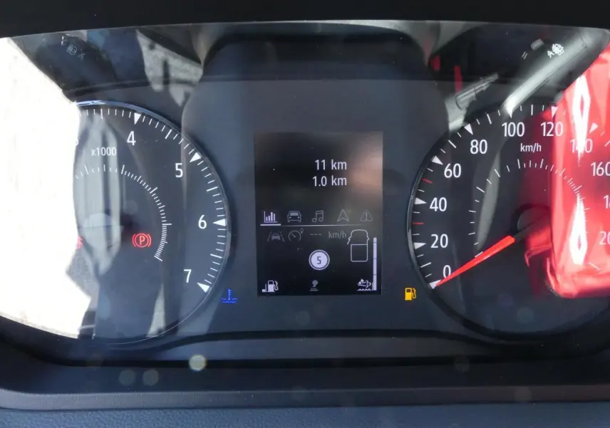 Gros plan sur le combiné d'instruments digital TFT du tableau de bord du Renault Master 2025 avec compte-tours et vitesse.