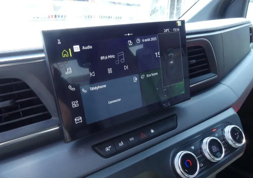 Écran tactile central et commandes de climatisation du tableau de bord du Renault Master Extra gris 2025.