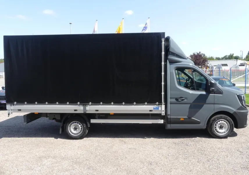Renault Master Extra gris vu de profil côté droit avec bâche noire couvrant la zone de chargement.