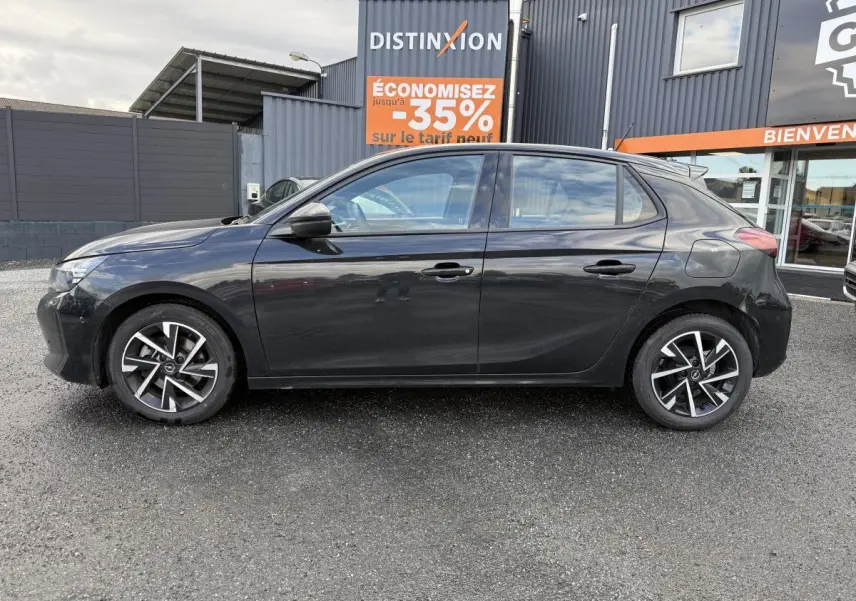 Profil côté gauche d'une Opel Corsa 1.2i Turbo 100 GS noire avec jantes alliage 16 pouces et poignées noires.