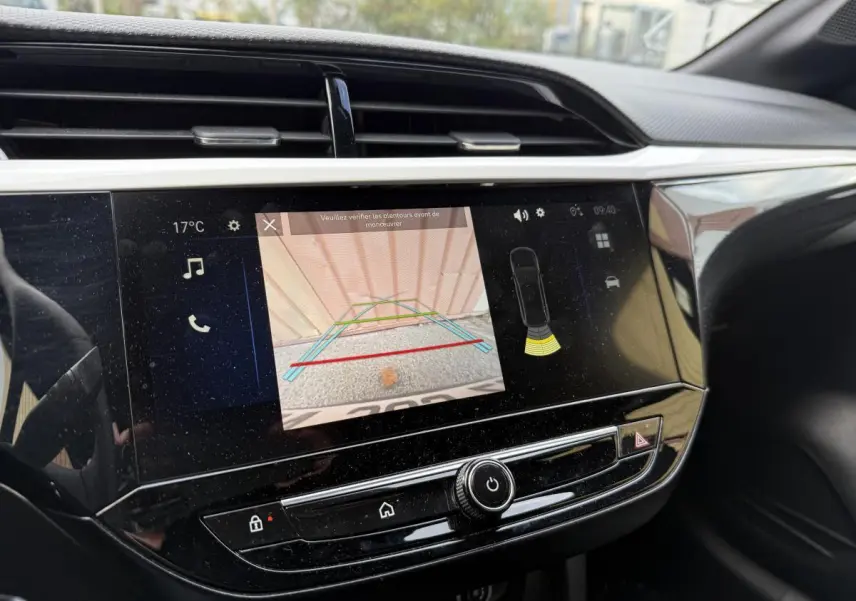 Écran central tactile de l'Opel Corsa 2024 affichant la caméra de recul avec guidage et capteurs de stationnement.